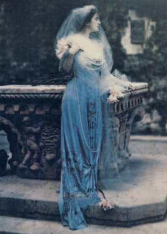 Matka Viscontiho Carla Erba v zahradě rodinného hradu Grazzano 1911